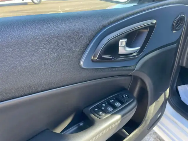 2015 Chrysler 200 S - Photo 13