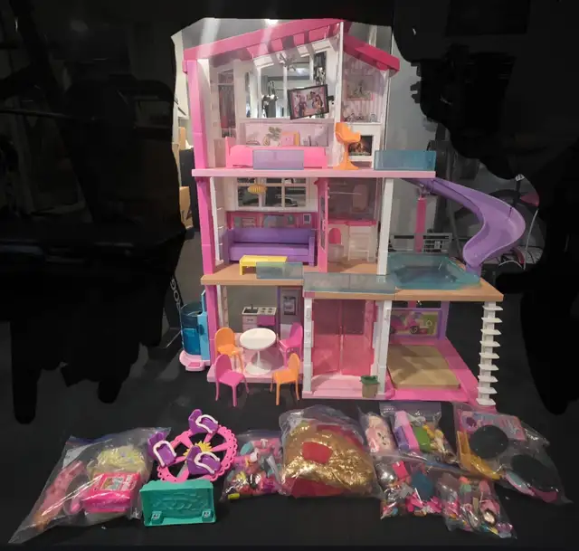 Barbie Dreamhouse Set with all accessories and many more Barbies - Photo 2