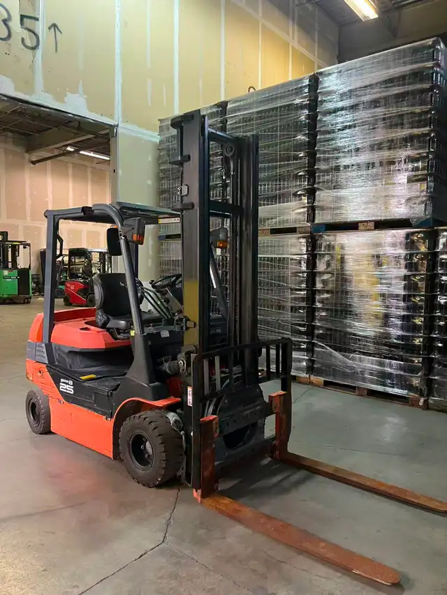 Toyota 360 degree Rotating fork 5500lbs 2 stage/reach 13 feet