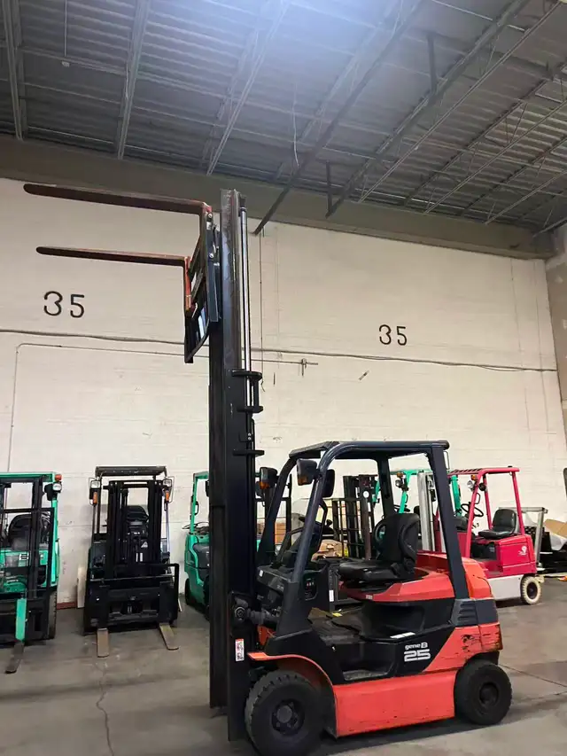 Toyota 360 degree Rotating fork 5500lbs 2 stage/reach 13 feet - Photo 2