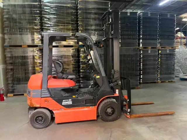 Toyota 360 degree Rotating fork 5500lbs 2 stage/reach 13 feet - Photo 3