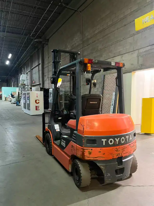 Toyota 360 degree Rotating fork 5500lbs 2 stage/reach 13 feet - Photo 5