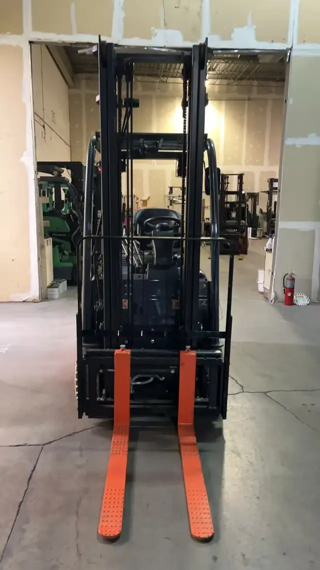 Toyota Forklift 3800lbs 2 stage Reach 3.6M/ 11.8 feet height - Photo 2