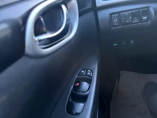 2018 Nissan Sentra Backup camera Heated seats Sunroof - Photo 21