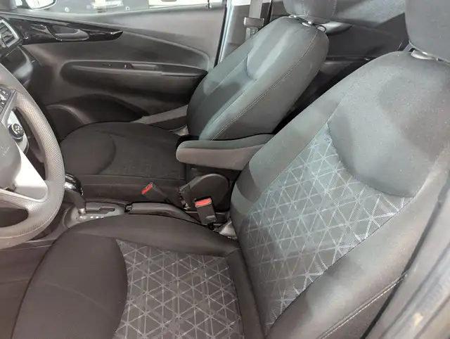 2021 Chevrolet Spark LT WITH APPLE CARPLAY/ANDROID AUTO! - Photo 6