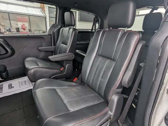 2017 Dodge Grand Caravan GT WITH POWER SLIDING DOORS & LIFTGATE! - Photo 9