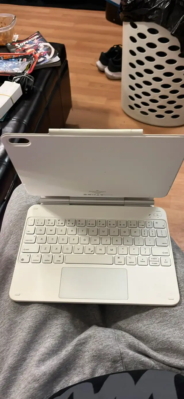 10th gen Apple iPad with Magic Keyboard - Photo 3