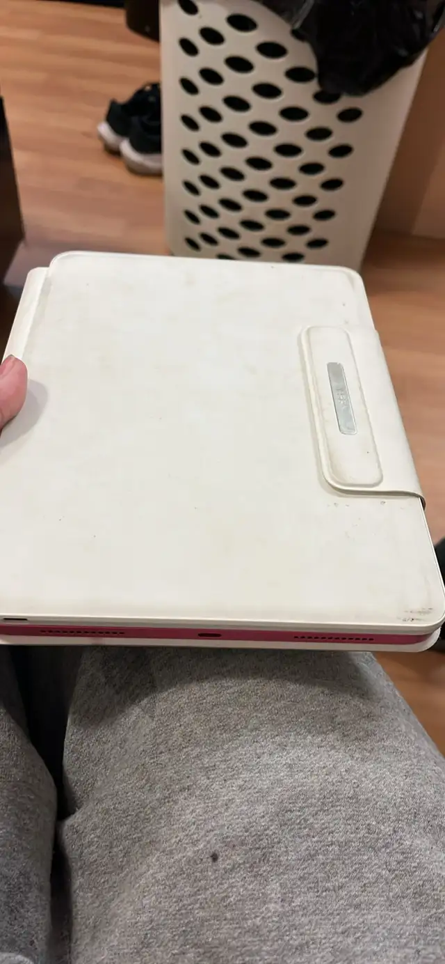 10th gen Apple iPad with Magic Keyboard - Photo 4