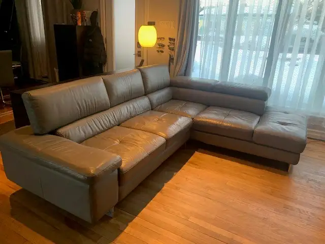 Divan cuire véritable de la Galerie du meuble