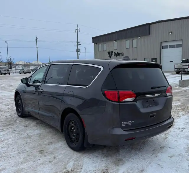 2017 Chrysler Pacifica LX - Photo 6