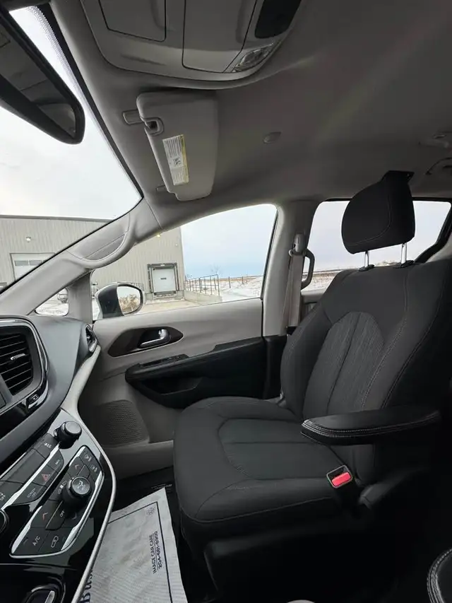 2017 Chrysler Pacifica LX - Photo 11