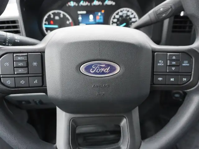 2023 Ford Super Duty F-550 DRW XLT 4WD VERY LOW KMS STILL AS NEW - Photo 26