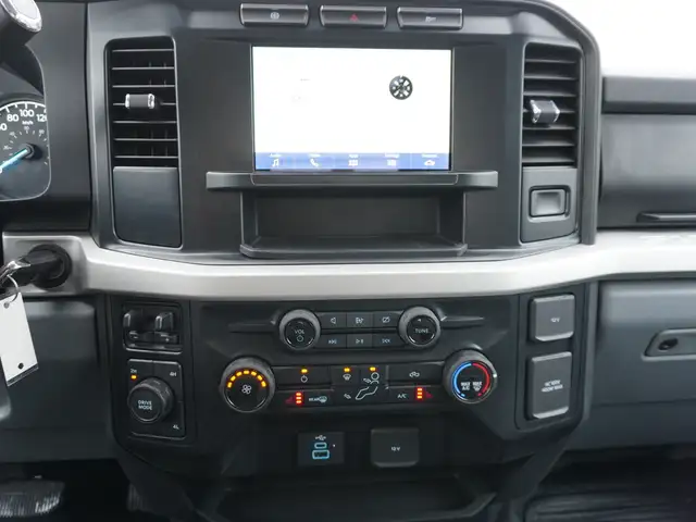 2023 Ford Super Duty F-550 DRW XLT 4WD VERY LOW KMS STILL AS NEW - Photo 30