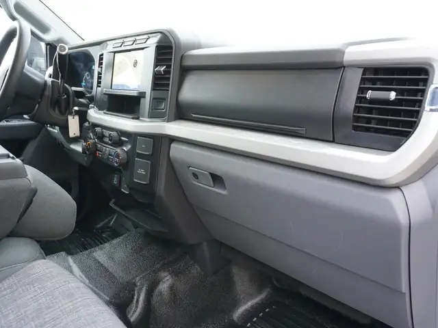 2023 Ford Super Duty F-550 DRW XLT 4WD VERY LOW KMS STILL AS NEW - Photo 36