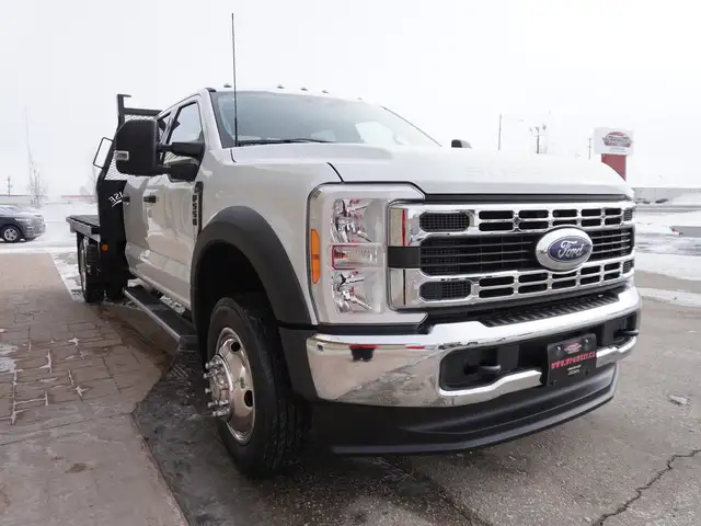 2023 Ford Super Duty F-550 DRW XLT 4WD Crew Cab VERY LOW KMS!! - Photo 6