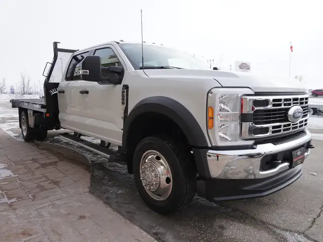 2023 Ford Super Duty F-550 DRW XLT 4WD Crew Cab VERY LOW KMS!! - Photo 7