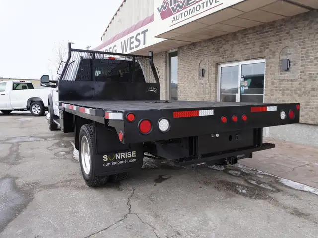2023 Ford Super Duty F-550 DRW XLT 4WD Crew Cab VERY LOW KMS!! - Photo 9