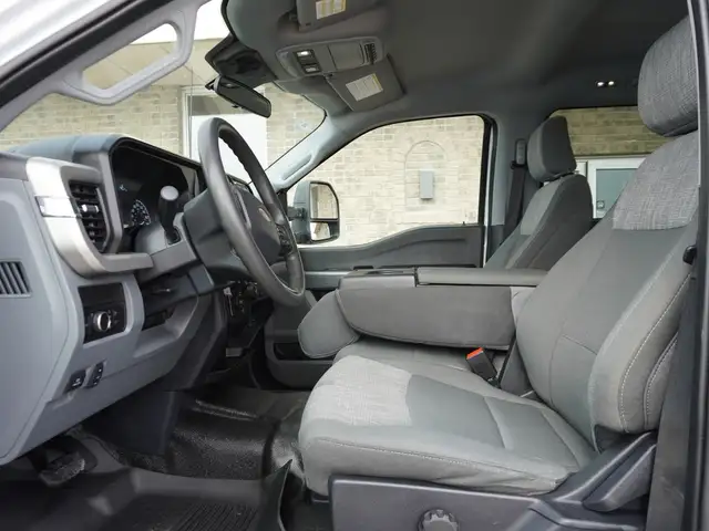 2023 Ford Super Duty F-550 DRW XLT 4WD Crew Cab VERY LOW KMS!! - Photo 18