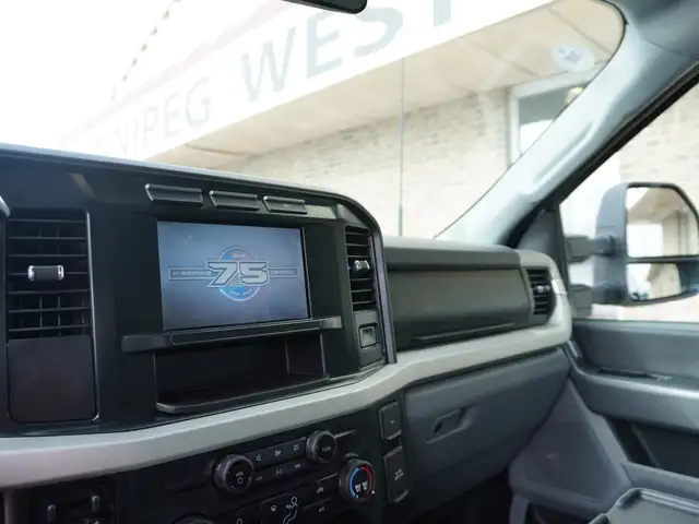 2023 Ford Super Duty F-550 DRW XLT 4WD Crew Cab VERY LOW KMS!! - Photo 21