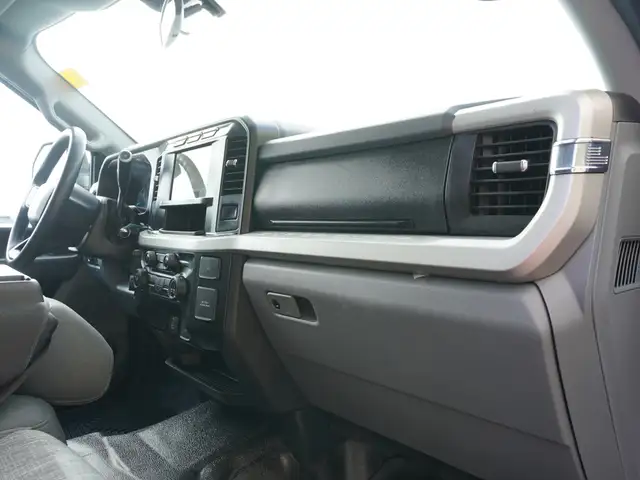 2023 Ford Super Duty F-550 DRW XLT 4WD Crew Cab VERY LOW KMS!! - Photo 26