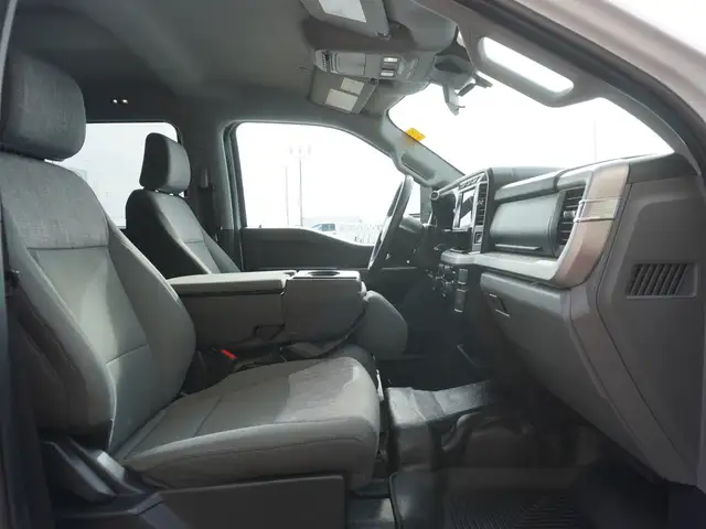 2023 Ford Super Duty F-550 DRW XLT 4WD Crew Cab VERY LOW KMS!! - Photo 27