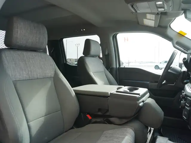 2023 Ford Super Duty F-550 DRW XLT 4WD Crew Cab VERY LOW KMS!! - Photo 28