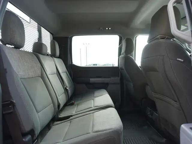 2023 Ford Super Duty F-550 DRW XLT 4WD Crew Cab VERY LOW KMS!! - Photo 29