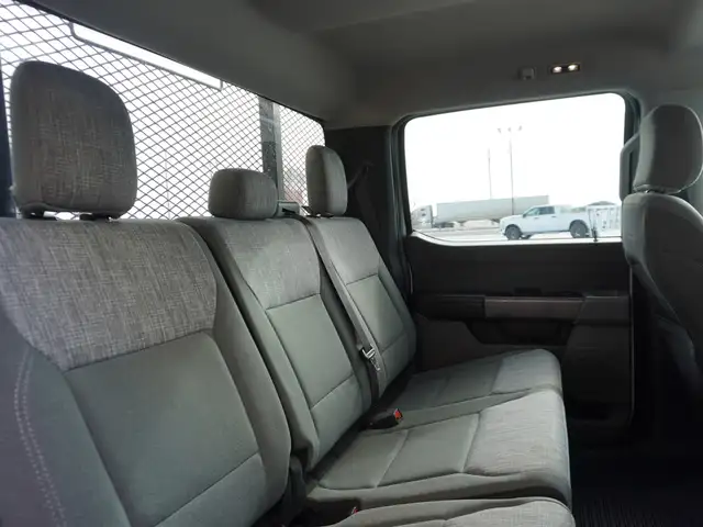 2023 Ford Super Duty F-550 DRW XLT 4WD Crew Cab VERY LOW KMS!! - Photo 30