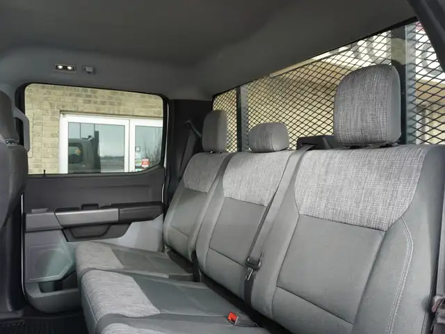 2023 Ford Super Duty F-550 DRW XLT 4WD Crew Cab VERY LOW KMS!! - Photo 32