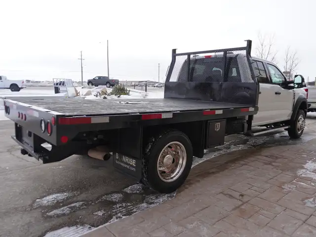 2023 Ford Super Duty F-550 DRW XLT 4WD Crew Cab VERY LOW KMS!! - Photo 42