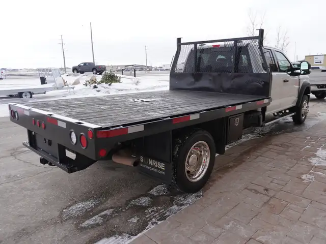 2023 Ford Super Duty F-550 DRW XLT 4WD Crew Cab VERY LOW KMS!! - Photo 43