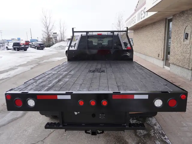 2023 Ford Super Duty F-550 DRW XLT 4WD Crew Cab VERY LOW KMS!! - Photo 44