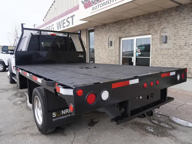 2023 Ford Super Duty F-550 DRW XLT 4WD Crew Cab VERY LOW KMS!! - Photo 45