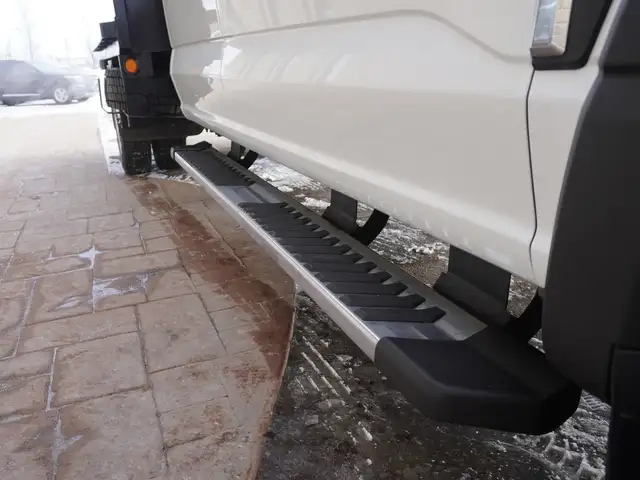 2023 Ford Super Duty F-550 DRW XLT 4WD Crew Cab VERY LOW KMS!! - Photo 48