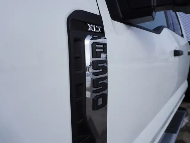 2023 Ford Super Duty F-550 DRW XLT 4WD Crew Cab VERY LOW KMS!! - Photo 53