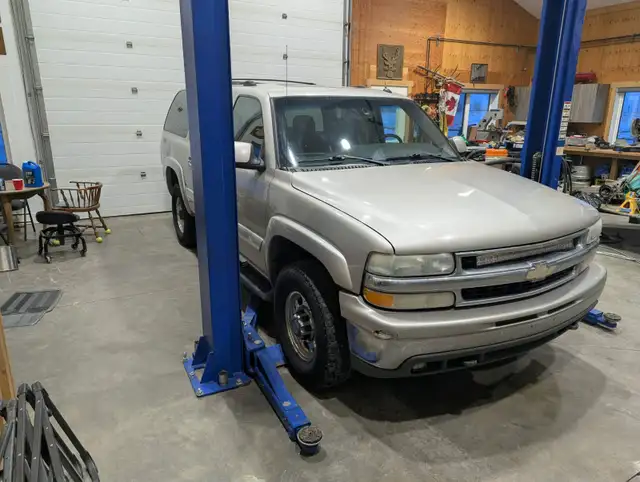 2005 Chevy Suburban 2500, 4x4, 8.1 Liter Vortec - Photo 2
