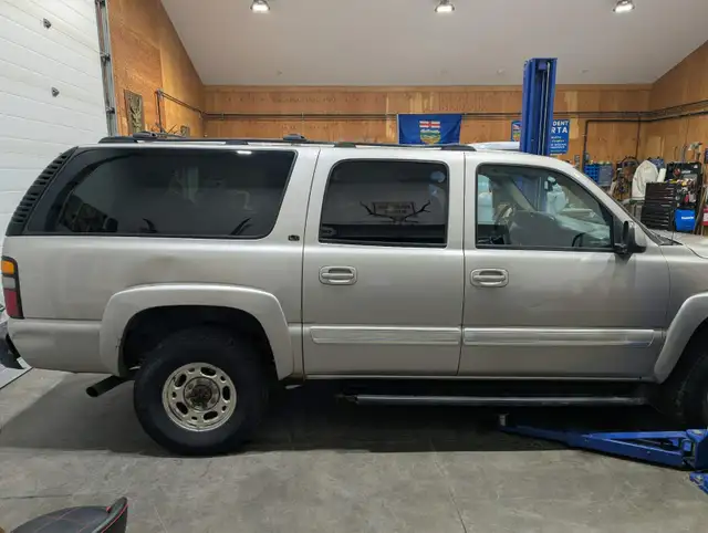 2005 Chevy Suburban 2500, 4x4, 8.1 Liter Vortec - Photo 3