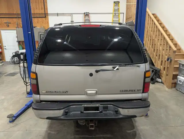 2005 Chevy Suburban 2500, 4x4, 8.1 Liter Vortec - Photo 4