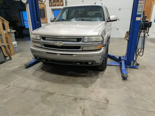 2005 Chevy Suburban 2500, 4x4, 8.1 Liter Vortec - Photo 10
