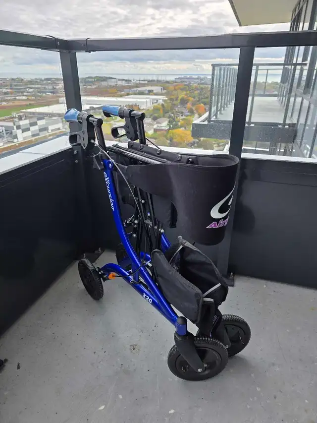 Rollator - Like NEW, Airgo 20' seat, Delivery Included - Photo 2