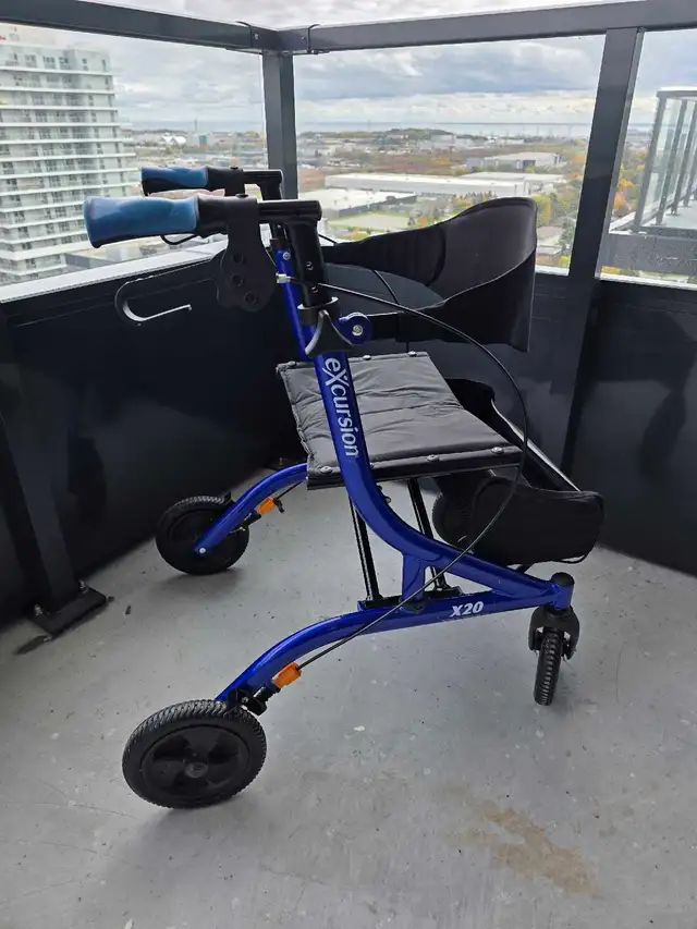 Rollator - Like NEW, Airgo 20' seat, Delivery Included - Photo 4