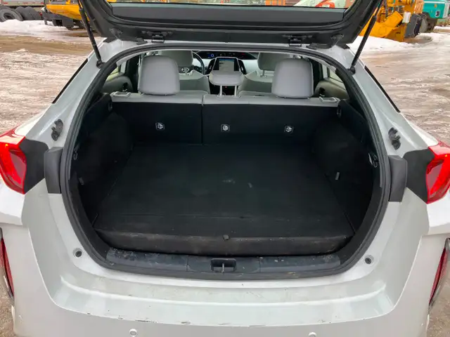 Toyota Prius Prime Upgrade Sedan - Photo 10
