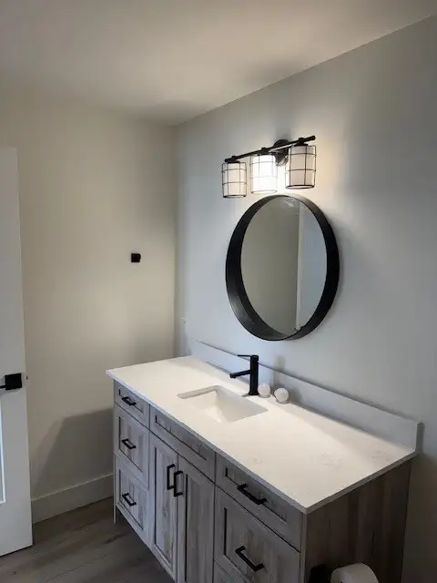 Beautiful Large 1 Bedroom Apartment - Photo 2