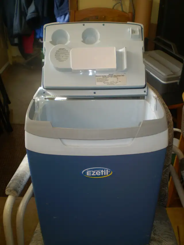 MOBICOOL (EZEtil) 12 VOLT COOLER-$75-42 CANS-6 2L BOTTLES-32 QT - Photo 2