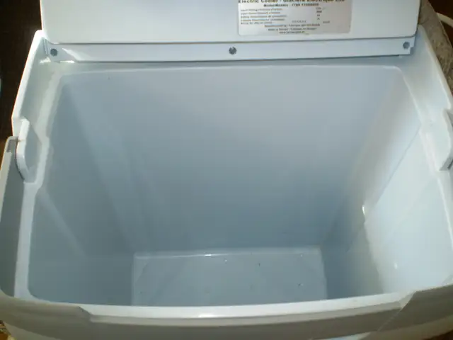 MOBICOOL (EZEtil) 12 VOLT COOLER-$75-42 CANS-6 2L BOTTLES-32 QT - Photo 3