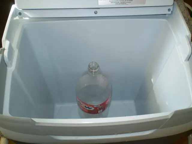 MOBICOOL (EZEtil) 12 VOLT COOLER-$75-42 CANS-6 2L BOTTLES-32 QT - Photo 4