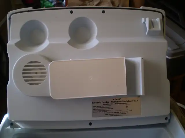 MOBICOOL (EZEtil) 12 VOLT COOLER-$75-42 CANS-6 2L BOTTLES-32 QT - Photo 5