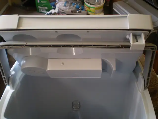 MOBICOOL (EZEtil) 12 VOLT COOLER-$75-42 CANS-6 2L BOTTLES-32 QT - Photo 6