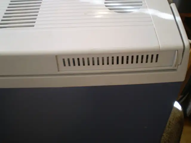 MOBICOOL (EZEtil) 12 VOLT COOLER-$75-42 CANS-6 2L BOTTLES-32 QT - Photo 7