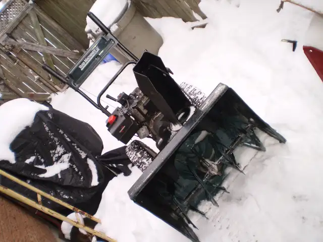 Yard Machine 28inch gas Snowblower 2 Stage